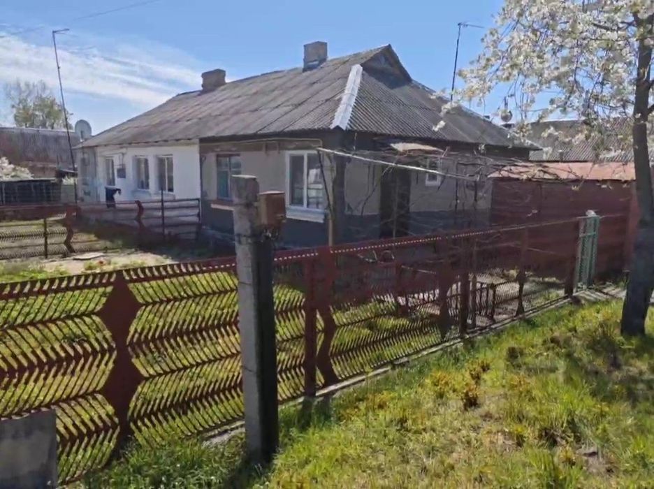Продам пів будинку квартирного типу.