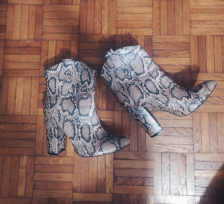 Beżowe botki kowbojki na obcasie