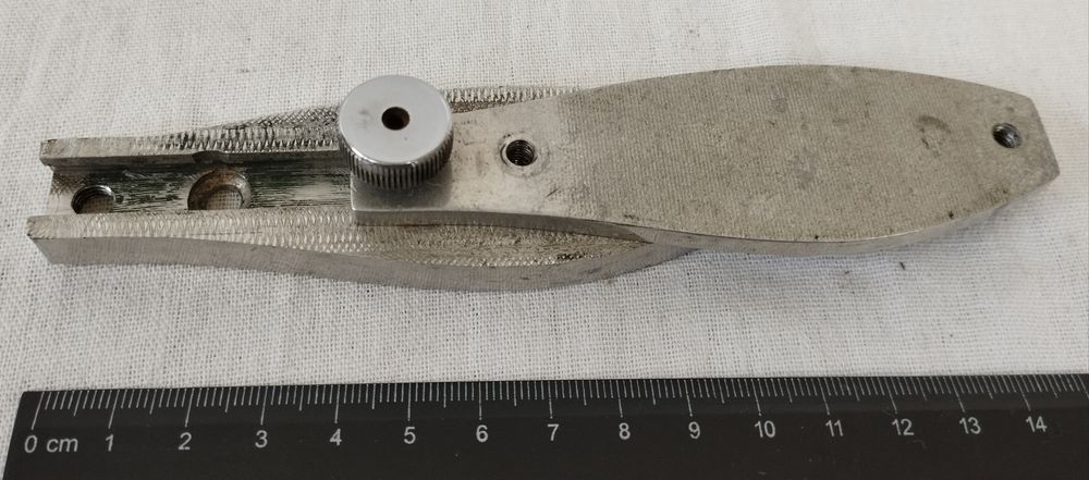 Держатель для бокового зеркала в автомобиле.