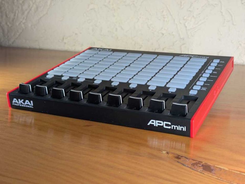 Akai APC Mini MK2 – Como Novo | Estado Impecável