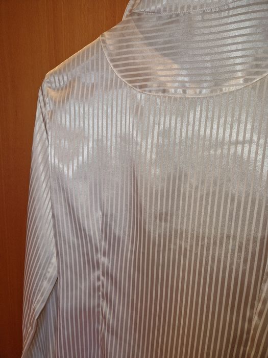 Camisa de cetim branca às riscas