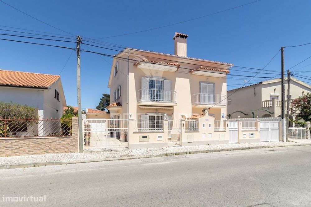 Moradia triplex T3/T4 com garagem