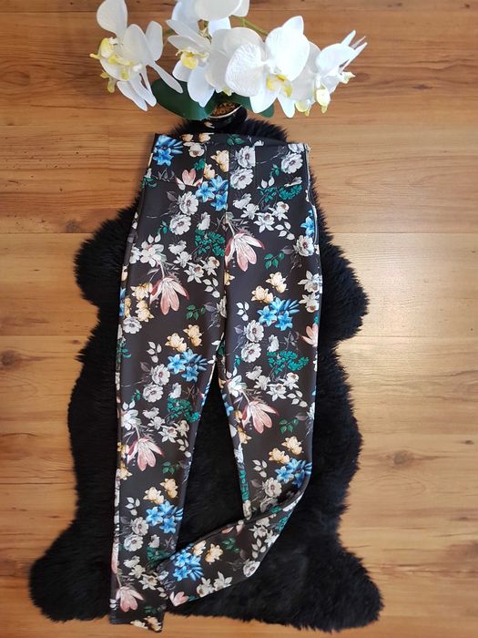 Nowość 2026:) spodnie/legginsy w kwiaty STRADIVARIUS roz XS