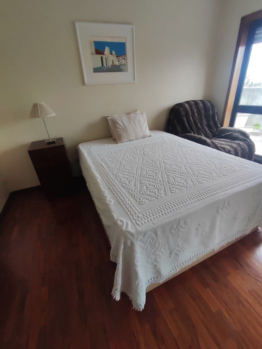 Quarto individual com luz solar direta