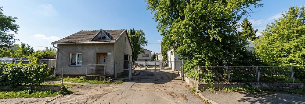 Універсальна база на перетині міжнародних магістралей (Винники)