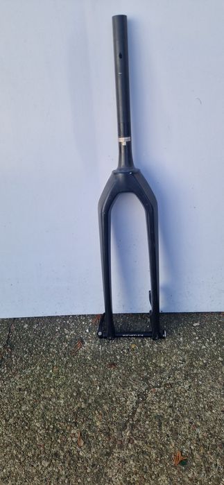 Widelec karbon tapered z osią sztywną