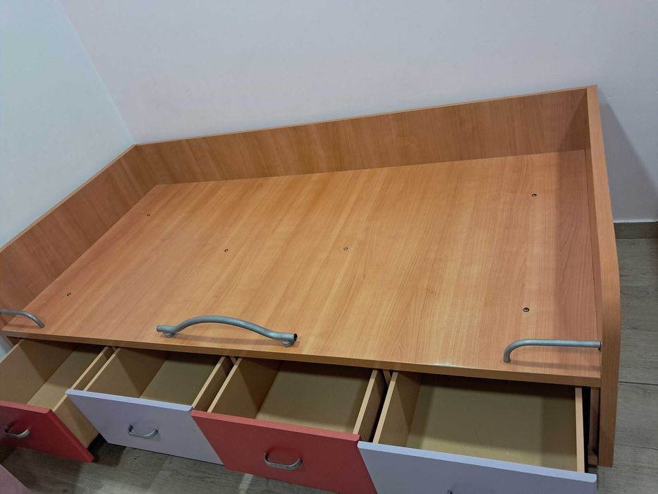 Cama de criança com gavetas