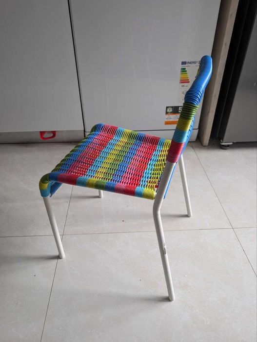 Cadeira infantil IKEA FÄRGGLAD multicolorida