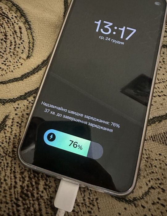 Мережевий зарядний пристрій Samsung потужністю 25 Вт.