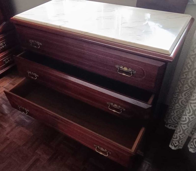 Comoda 4 gavetas e tampo em mármore branco + Espelho com moldura igual