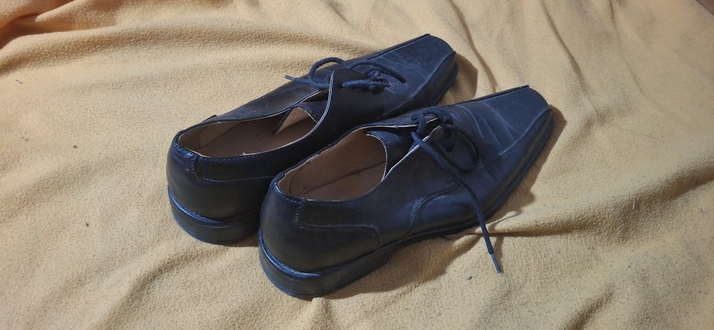 Sapatos de pele pretos

Bom estado 45 C&A Preto