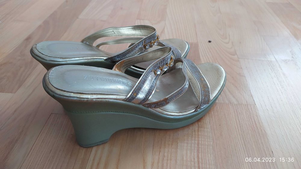 Босоніжки, сандалі