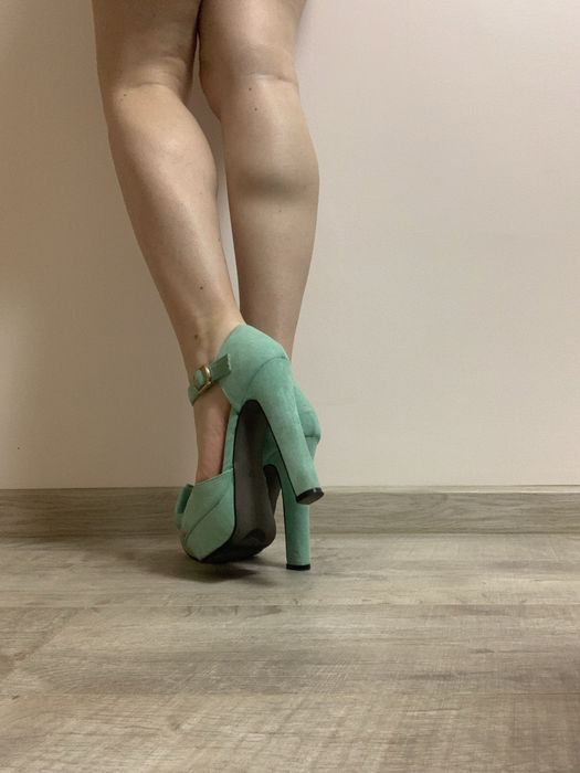 Босоніжки на підборах