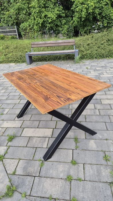 Stół drewniany z metalowymi nogami – industrialny styl, solidne wykona