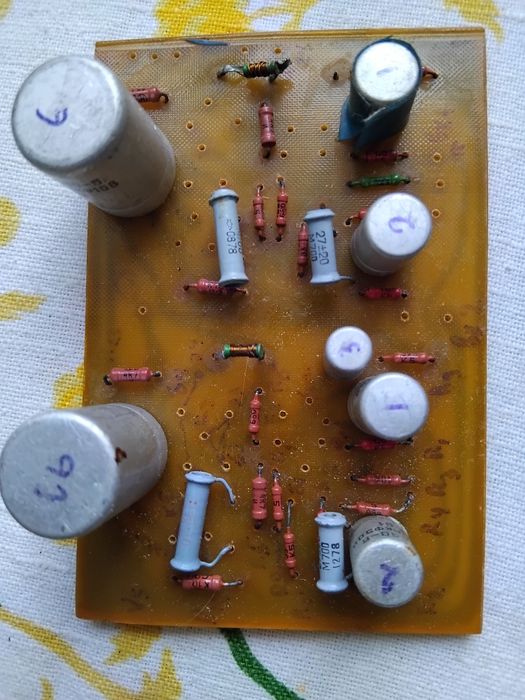 Платы с радиодеталями времен ссср.