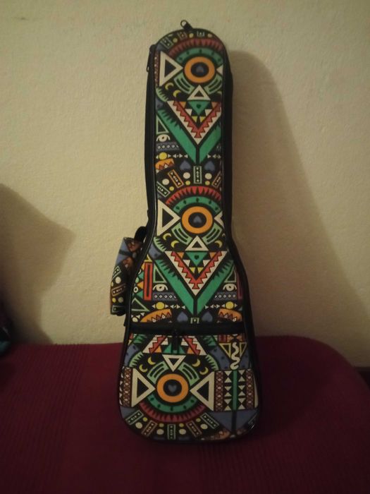 Ukuleke de madeira  como novo com saco e palhetas