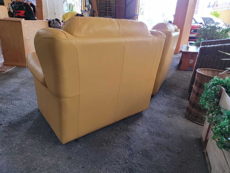 Sofás individuais em pele - Muito bom estado geral - Valor unitário