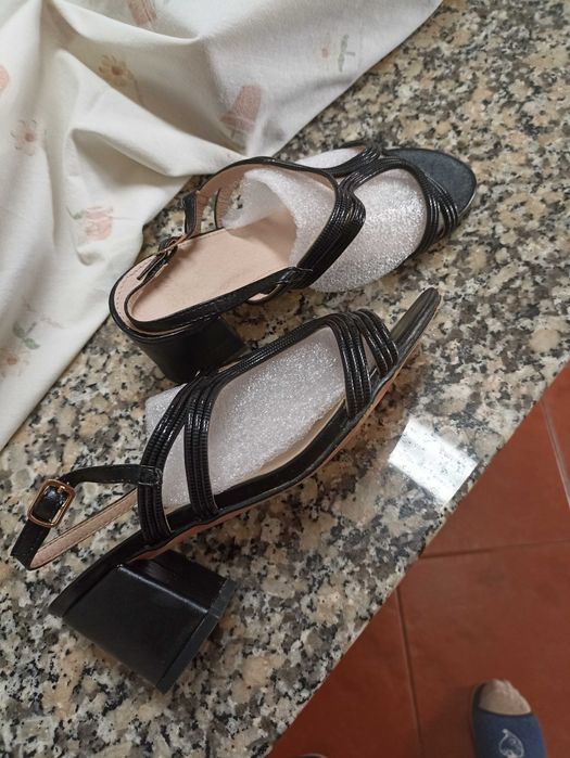 Stable-Heel Strappy Sandals in Black Color, Used Once64738896173314121