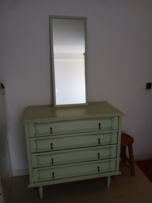 Comoda e espelho verde