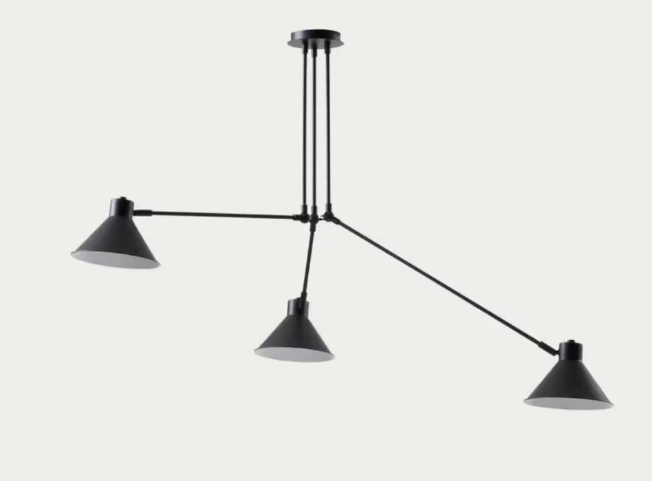 Candelabro preto com design moderno e minimalista