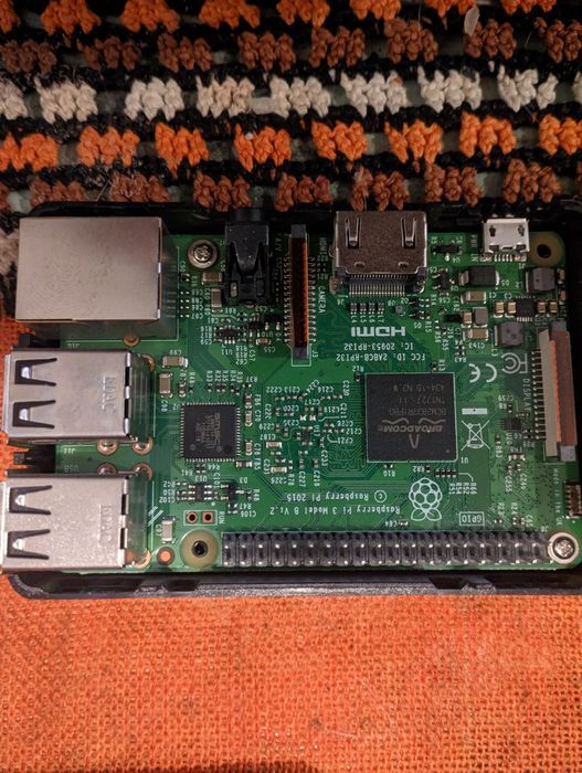 Raspberry Pi 3 B with case447235433757429760