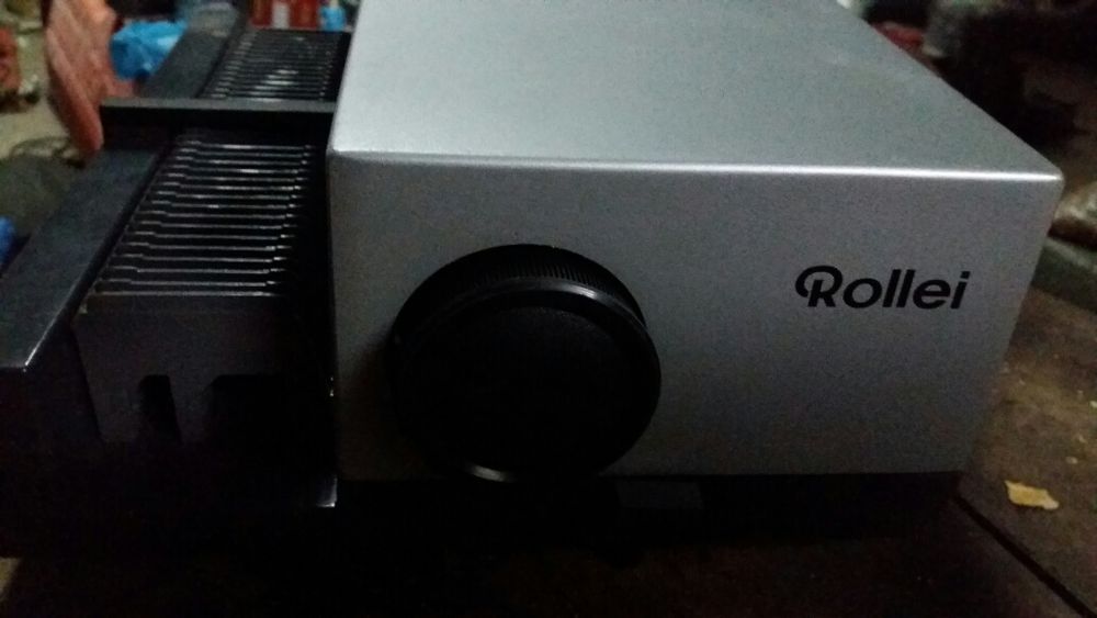 Retroprojector antigo com todas as ligações com com caixa