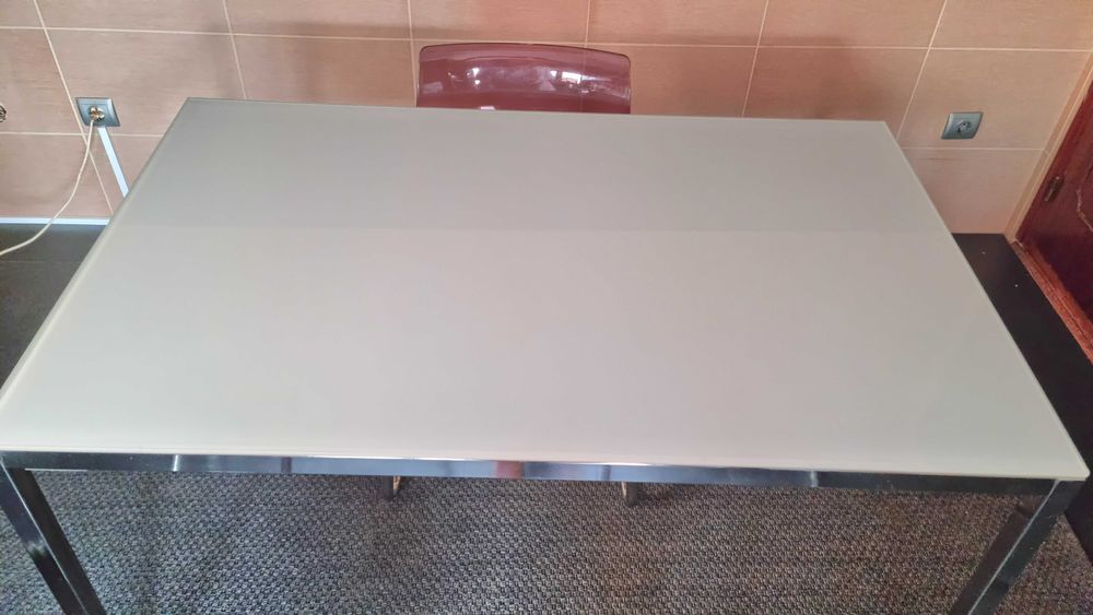 Conjunto IKEA: Mesa Vidro + 4 Cadeiras Vinho – Moderno e Compacto