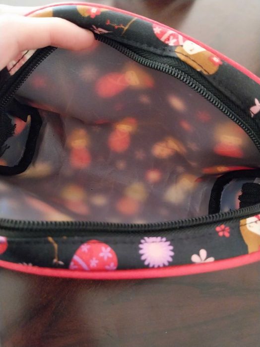 Coffret Natal, clutch colorida + esfoliante rosto + colar de pérolas