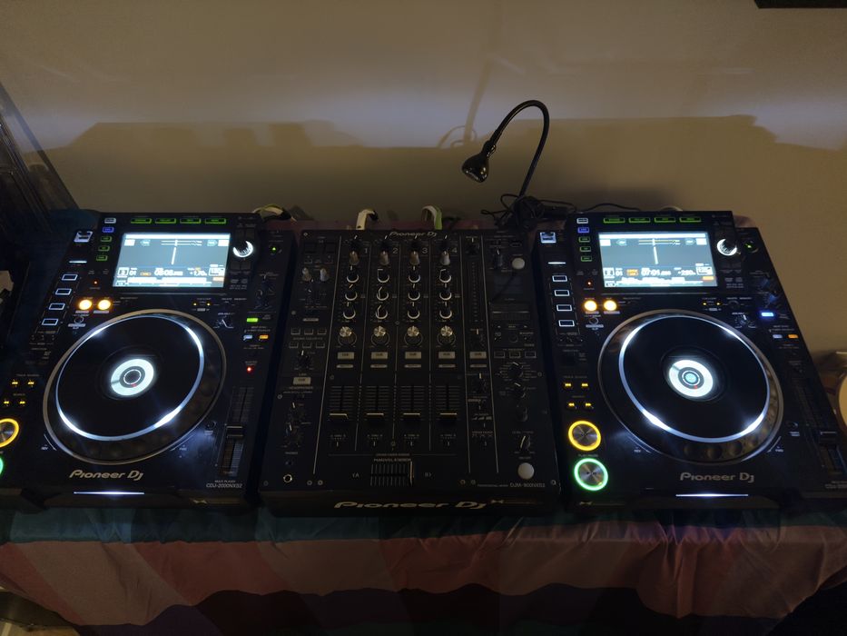 2 CDJ 2000 NEXUS 2 + mesa 900 NEXUS 2