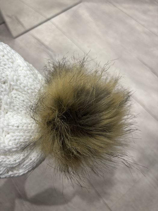 Ciepla zimowa czapka z pomponem