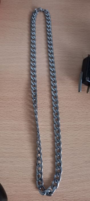 Fios, correntes e pulseira