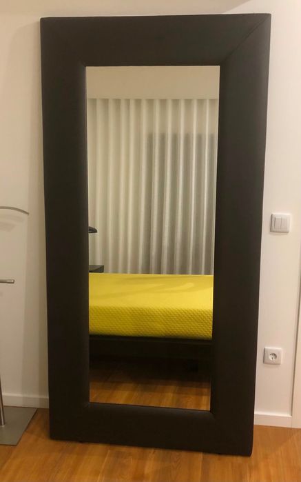 Mobília de quarto de casa (cama + mesinhas de cabeceira + espelho)
