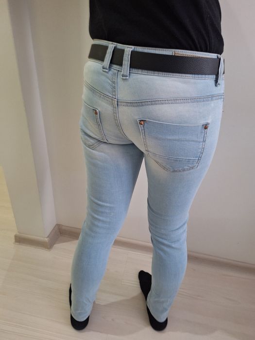 Jasne jeansy BERSka 34