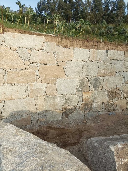 Muros em Alvenaria de Granito Socalco