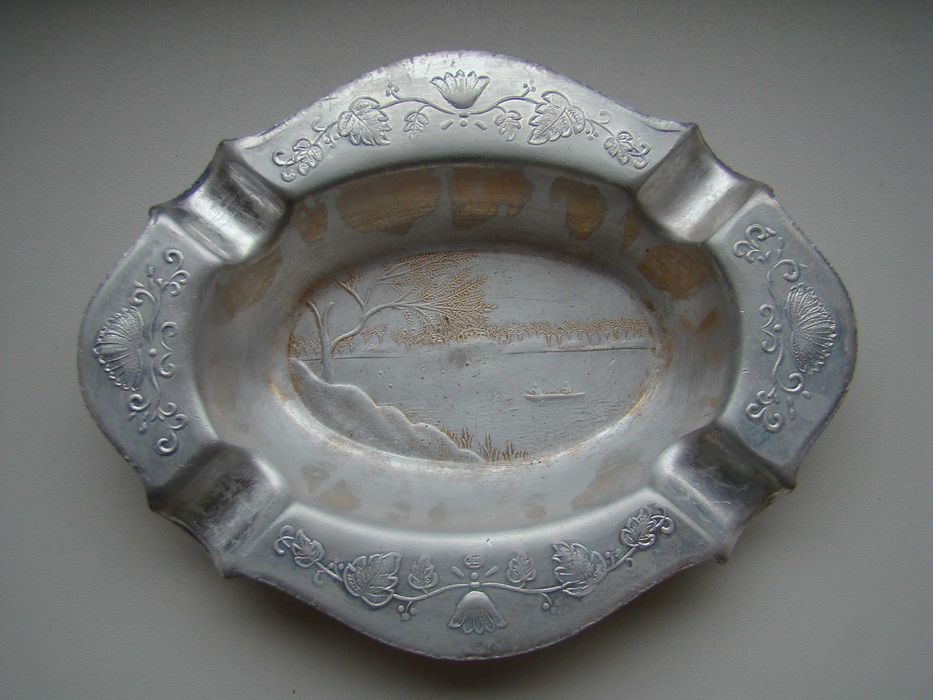 Пепельница Рыбаки на лодке ловят рыбу из СССР.