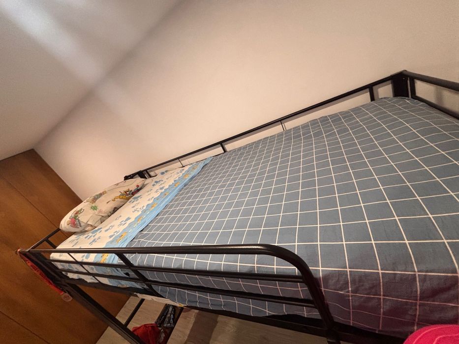 Cama  alta 90x200 cm - Estrutura de ferro - Iluminação LED - Escrivaninha com prateleira - Porta USB - Preto​ (colchão incluido)