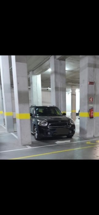 Estacionamento coberto junto à nova sede da Caixa Geral de Depósitos com carregador eléctrico