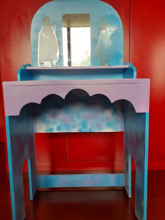 Penteadeíra fronzen em madeira.