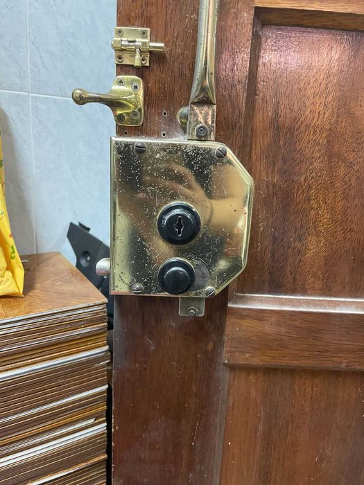 Porta de entrada em madeira de apartamento