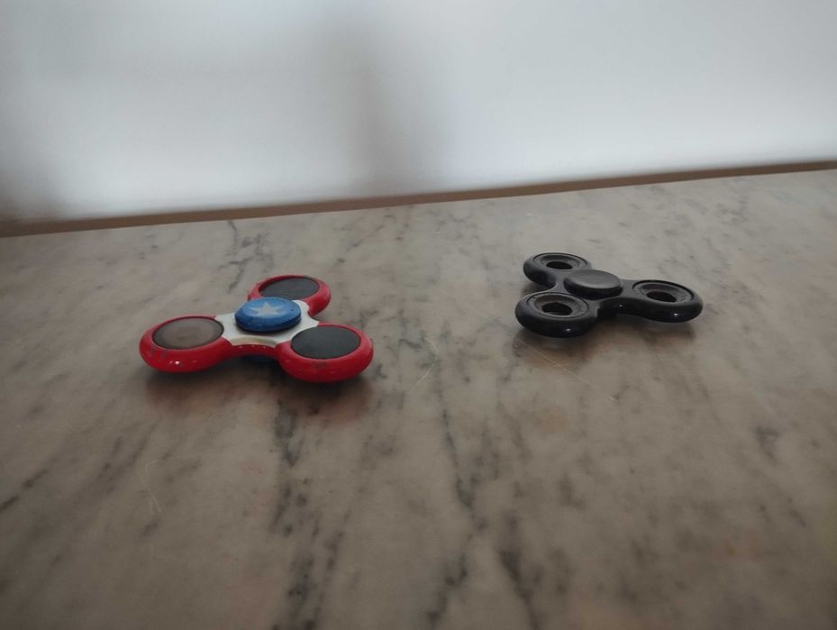 2 spinners um preto e outro do capitão américa.