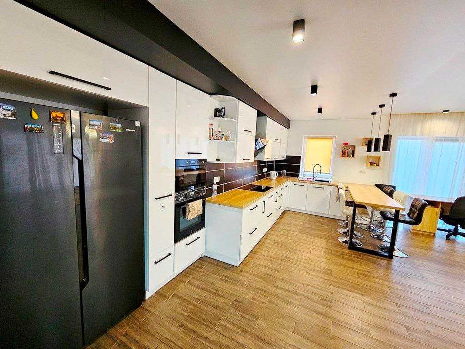 Продається новозбудований сучасний одноповерховий будинок з ремонтом.