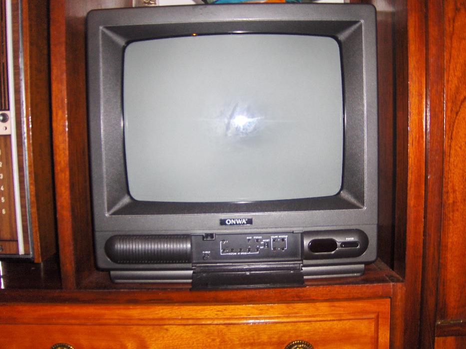 TELEVISÃO PEQUENA a cores, de cor preta, com comando
