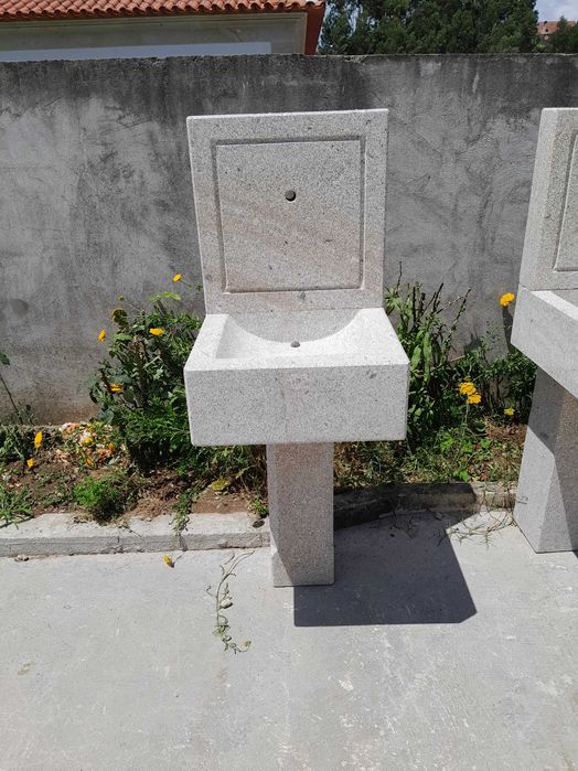 Fontanário em granito ,modelo linhas modernas