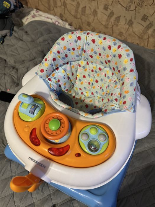 Дитячі ходунки.