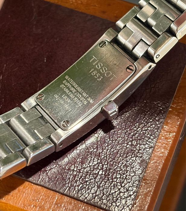 Zegarek marki Tissot, model L820P, lata 2000-te. Damski