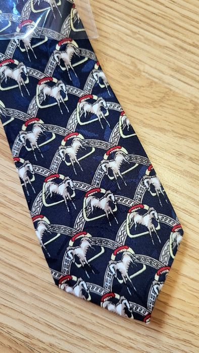 Chłopiecy piekny elegancki krawat na gumce konie