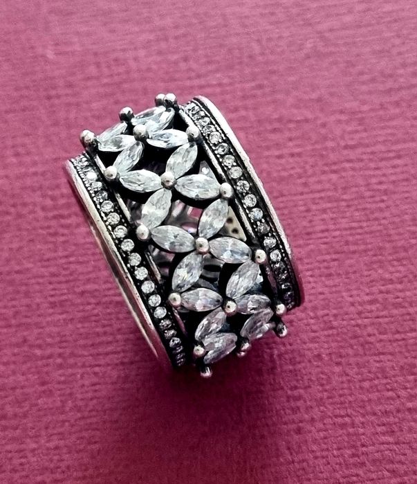 Anel prateado, em aço, com flores em pedras de vidro. T17