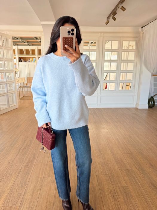 Трендові мʼякі однотонні текстуровані светри