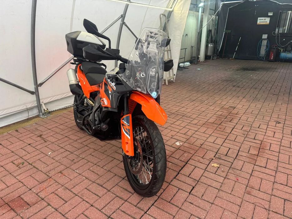 KTM 890