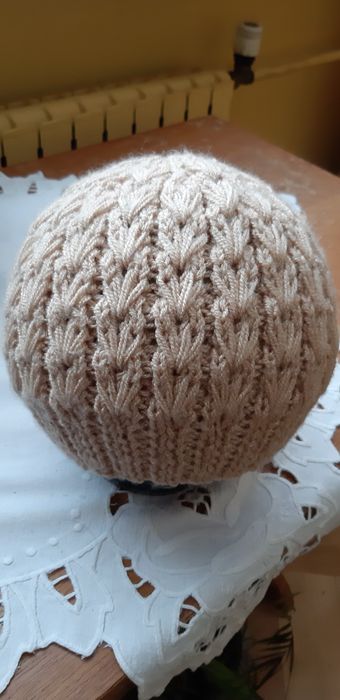 Beret handmade – robiony na drutach